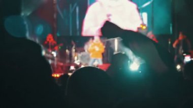 kalabalığın üzerine rock konseri