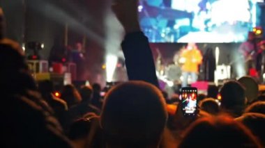 kalabalığın üzerine rock konseri