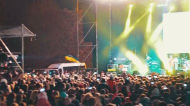 kalabalığın üzerine rock konseri