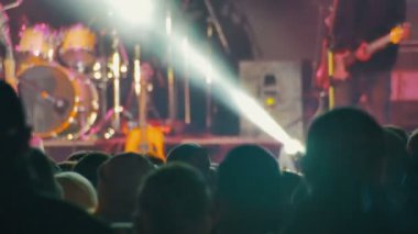 kalabalığın üzerine rock konseri