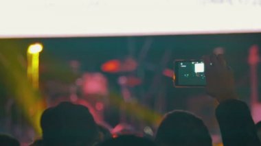 kalabalığın üzerine rock konseri