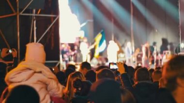 Müzik Festivali'nde konser kalabalık