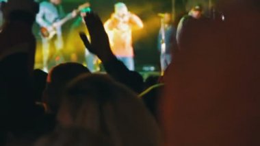 kalabalığın üzerine rock konseri