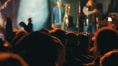 kalabalığın üzerine rock konseri