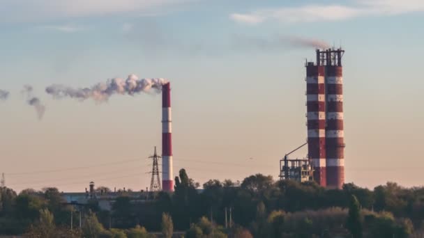 Ο καπνός από σωλήνες της βιομηχανικής μονάδας στην πόλη. — Αρχείο Βίντεο