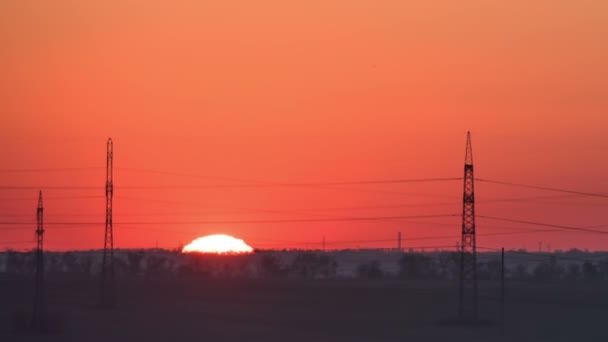 Солнце встает над горизонтом — стоковое видео
