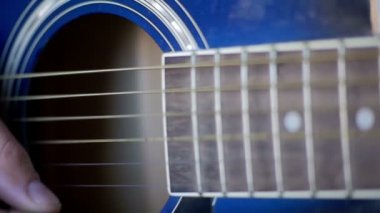 Adam akustik gitar çalmak. Ağır çekim