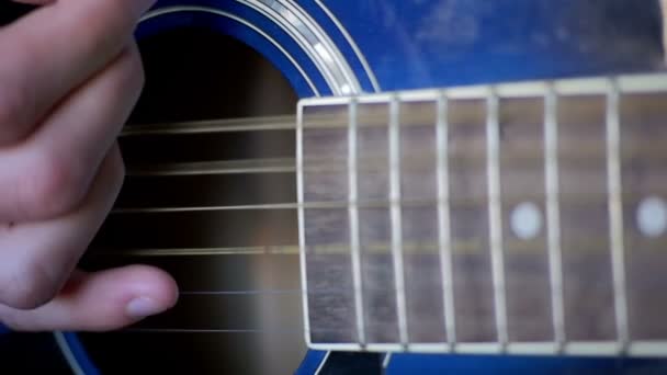 Ember játszik akusztikus gitár. Lassú mozgás — Stock videók