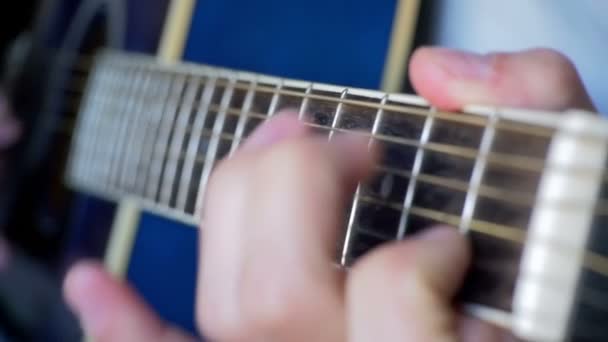 Hombre tocando guitarra acústica. Moción lenta — Vídeo de stock