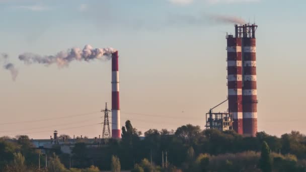 Roken van buizen van de industriële fabriek in de stad. — Stockvideo