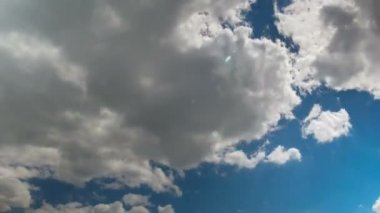 Mavi gökyüzünde hareket eden bulutlar