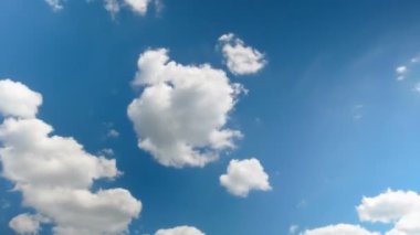 Mavi gökyüzünde hareket eden bulutlar