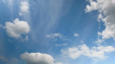 Mavi gökyüzünde hareket eden bulutlar