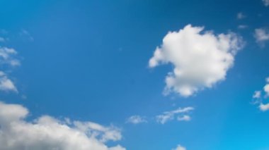 Mavi gökyüzünde hareket eden bulutlar