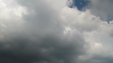 Mavi gökyüzünde hareket eden bulutlar