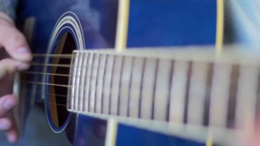 Adam akustik gitar çalmak. Ağır çekim