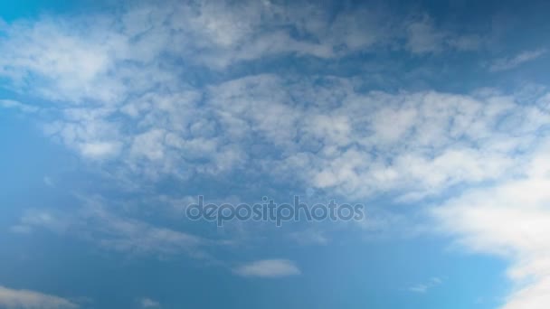 Wolken ziehen in den blauen Himmel — Stockvideo