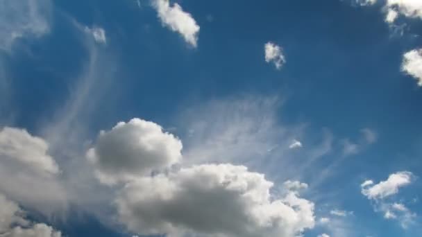 Nuages se déplaçant dans le ciel bleu