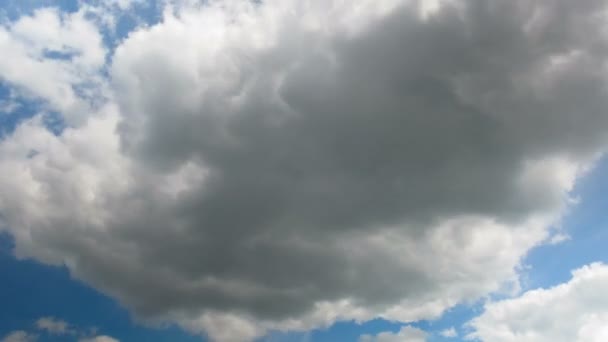 Nubes moviéndose en el cielo azul — Vídeo de stock