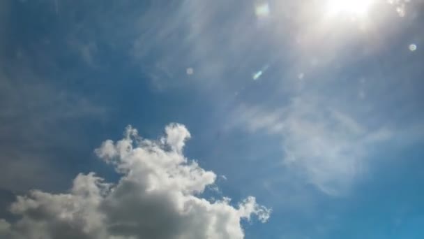 Nuages se déplaçant dans le ciel bleu