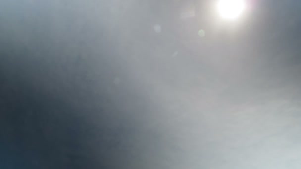 Nuages se déplaçant dans le ciel bleu