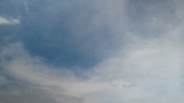Nuages se déplaçant dans le ciel bleu