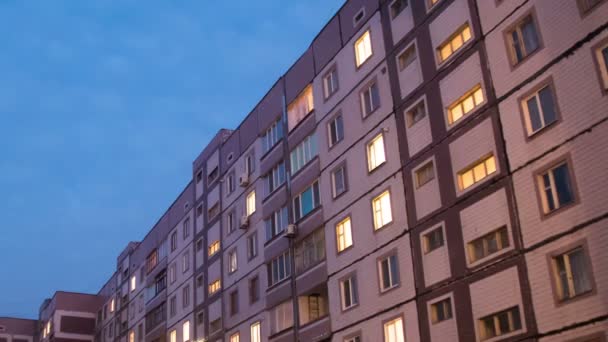 Edificio de varios pisos con iluminación de ventanas cambiante por la noche — Vídeos de Stock
