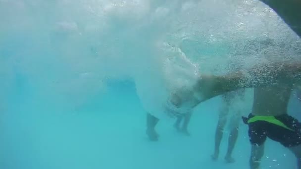 La gente está nadando bajo el agua en la piscina — Vídeos de Stock