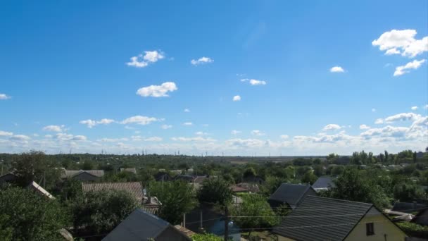 Molnen på himlen rör sig över husen i staden — Stockvideo