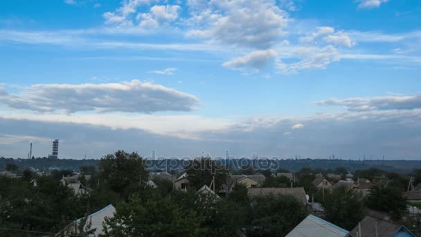 Chmury na niebie, przesuwając na domy w mieście — Wideo stockowe