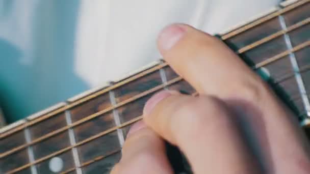 Uomo suonare la chitarra acustica — Video Stock