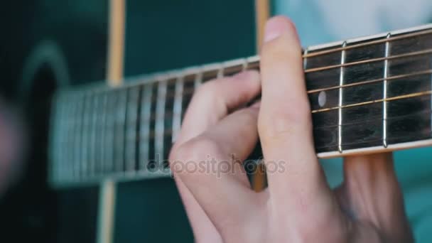 Homem tocando guitarra acústica — Vídeo de Stock