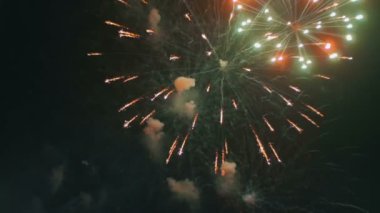 Gökyüzünde havai fişek kutlama. Ağır çekim