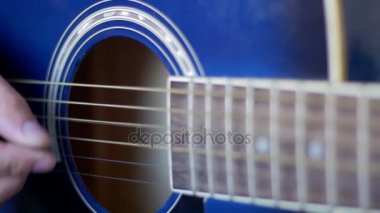 Adam akustik gitar çalmak. Ağır çekim