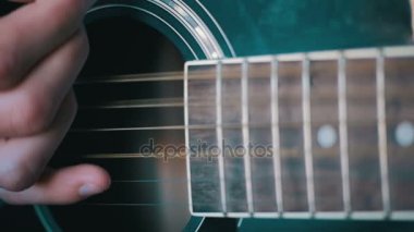 Adam akustik gitar çalmak. Ağır çekim