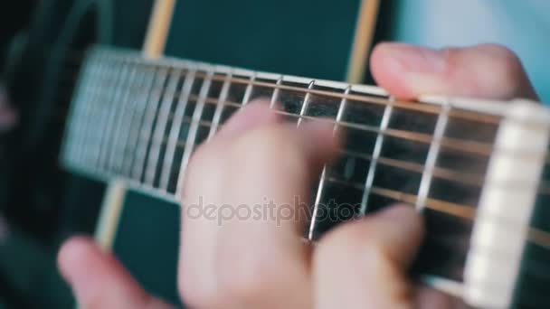 Hombre tocando guitarra acústica. Moción lenta — Vídeo de stock