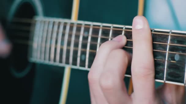 Mann spielt akustische Gitarre — Stockvideo