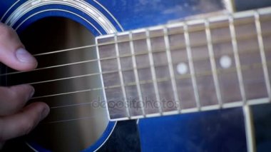 Adam akustik gitar çalmak. Ağır çekim