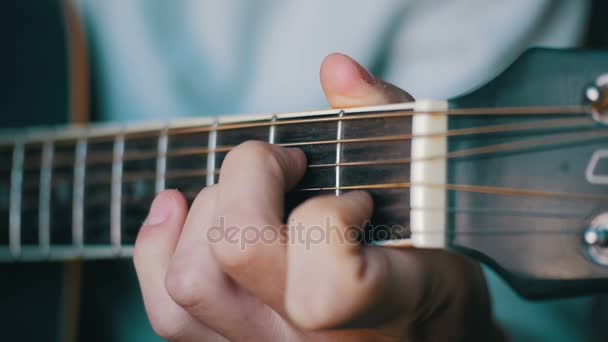 Ο άνθρωπος παίζει ακουστική κιθάρα. Αργή κίνηση — Αρχείο Βίντεο