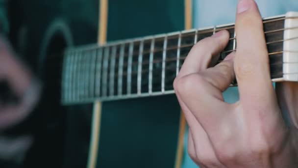 Man spelar akustisk gitarr — Stockvideo