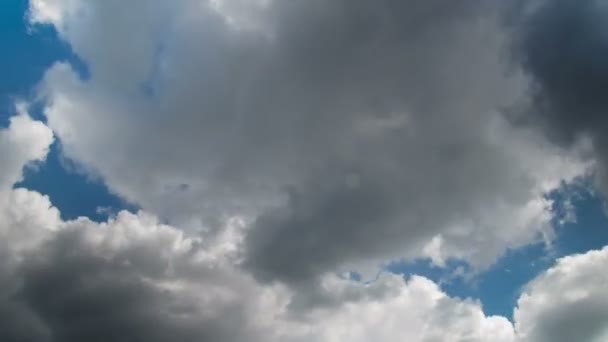 Хмари, що рухаються на блакитному небі — стокове відео