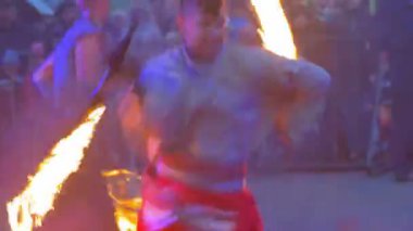 Ateş gösterisi performansını konserde