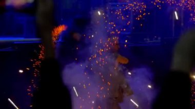 Ateş gösterisi performansını ve konserinde havai fişek. Ağır çekim