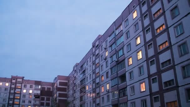 Edificio de varios pisos con iluminación de ventanas cambiante por la noche — Vídeo de stock