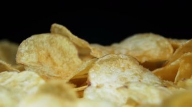 Patates cipsi Siyah Arkaplanda Dönüyor
