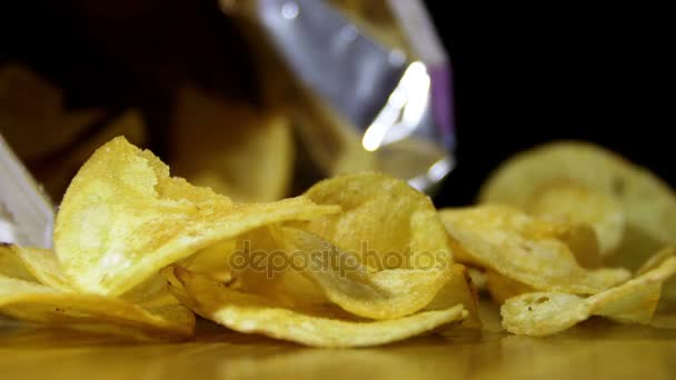 Patatas fritas en paquete giratorio — Vídeo de stock