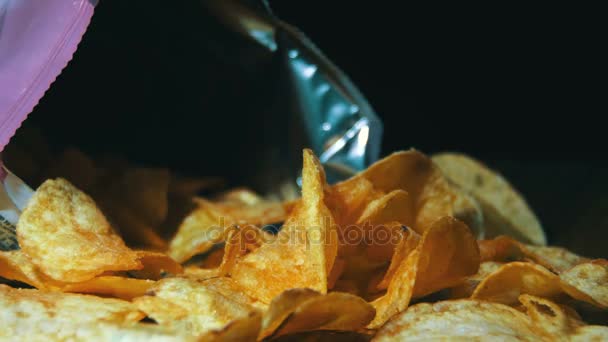 Chipsy ziemniaczane w pakiet obrotowe — Wideo stockowe