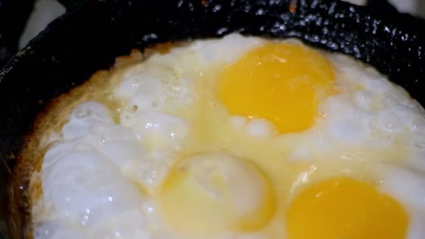 Ovos fritos preparados em uma frigideira — Vídeo de Stock