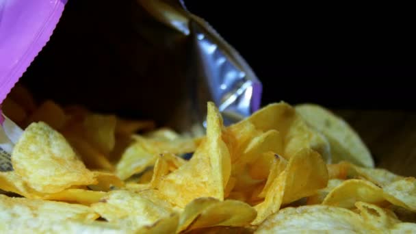 Chips de pommes de terre en paquet rotatif — Video