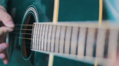 Adam akustik gitar çalmak. Ağır çekim